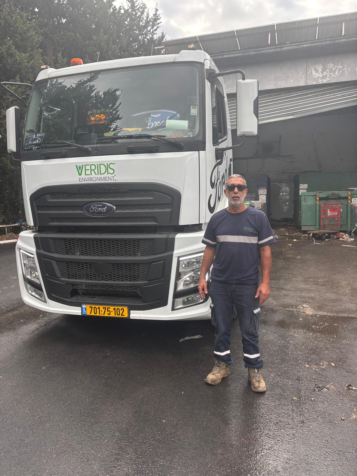 לקוח ליד המשאית החדשה שלו