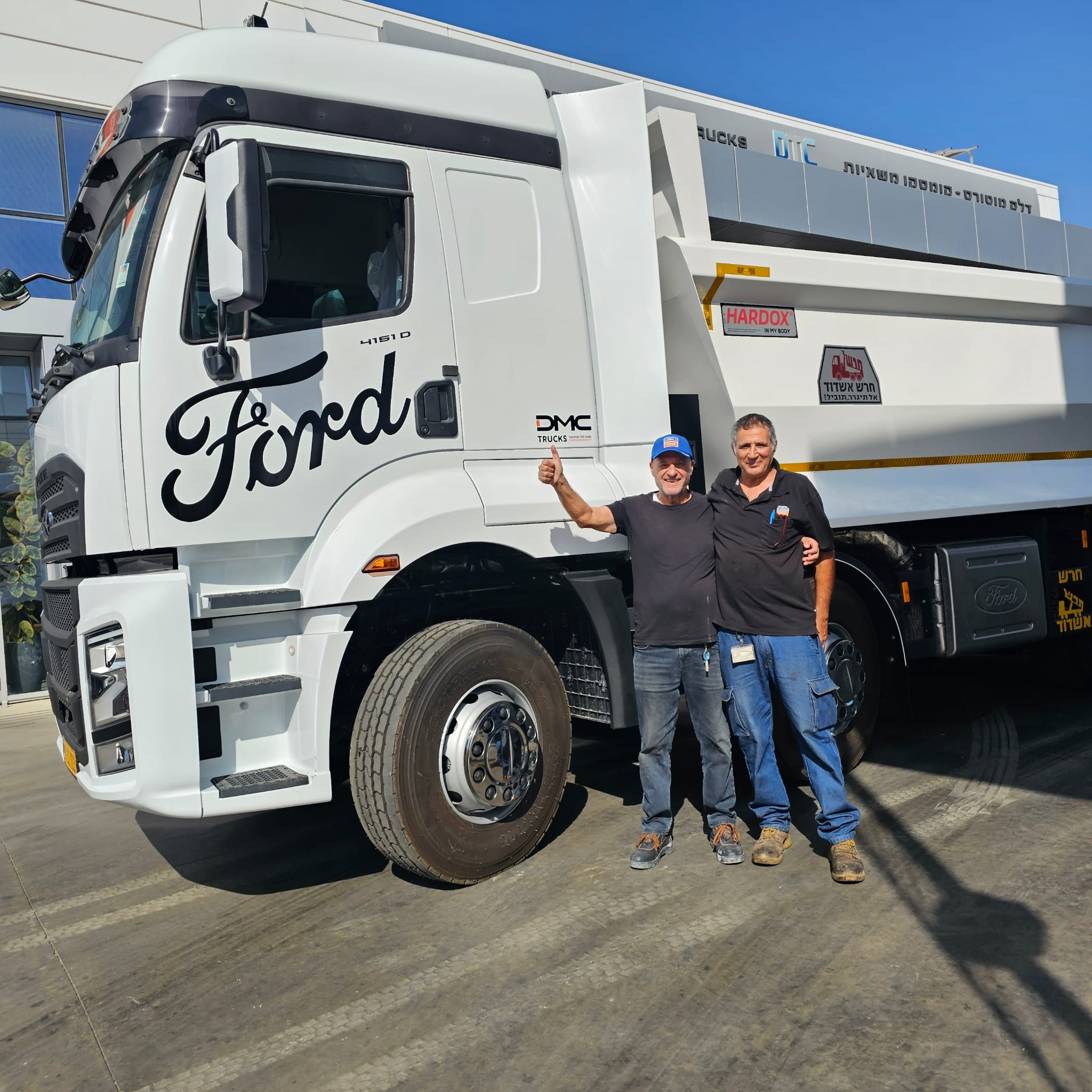 לקוחות ליד משאית הרכינה החדשה שלהם