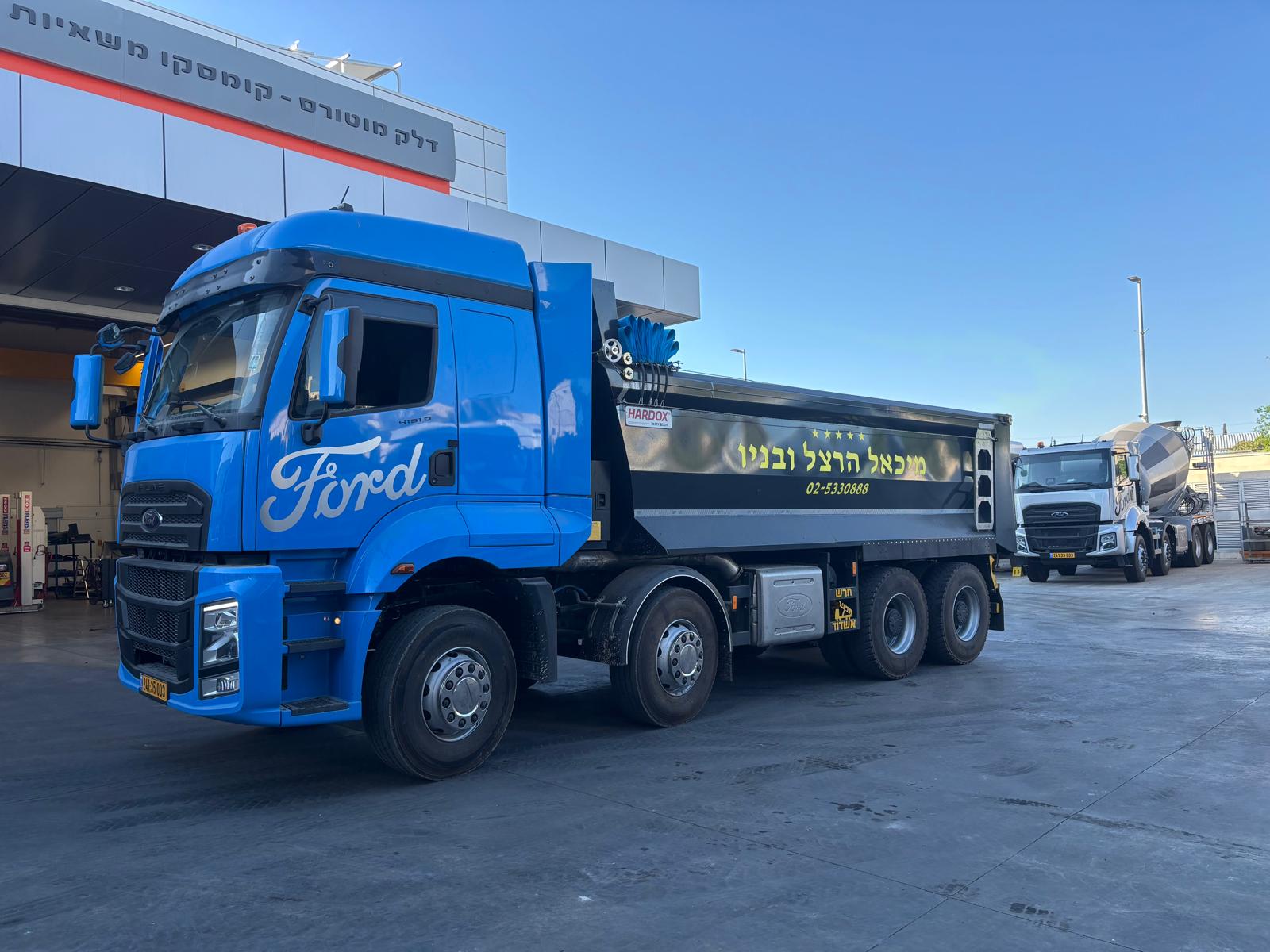 משאית רכינה חדשה שנמסרה ללקוח