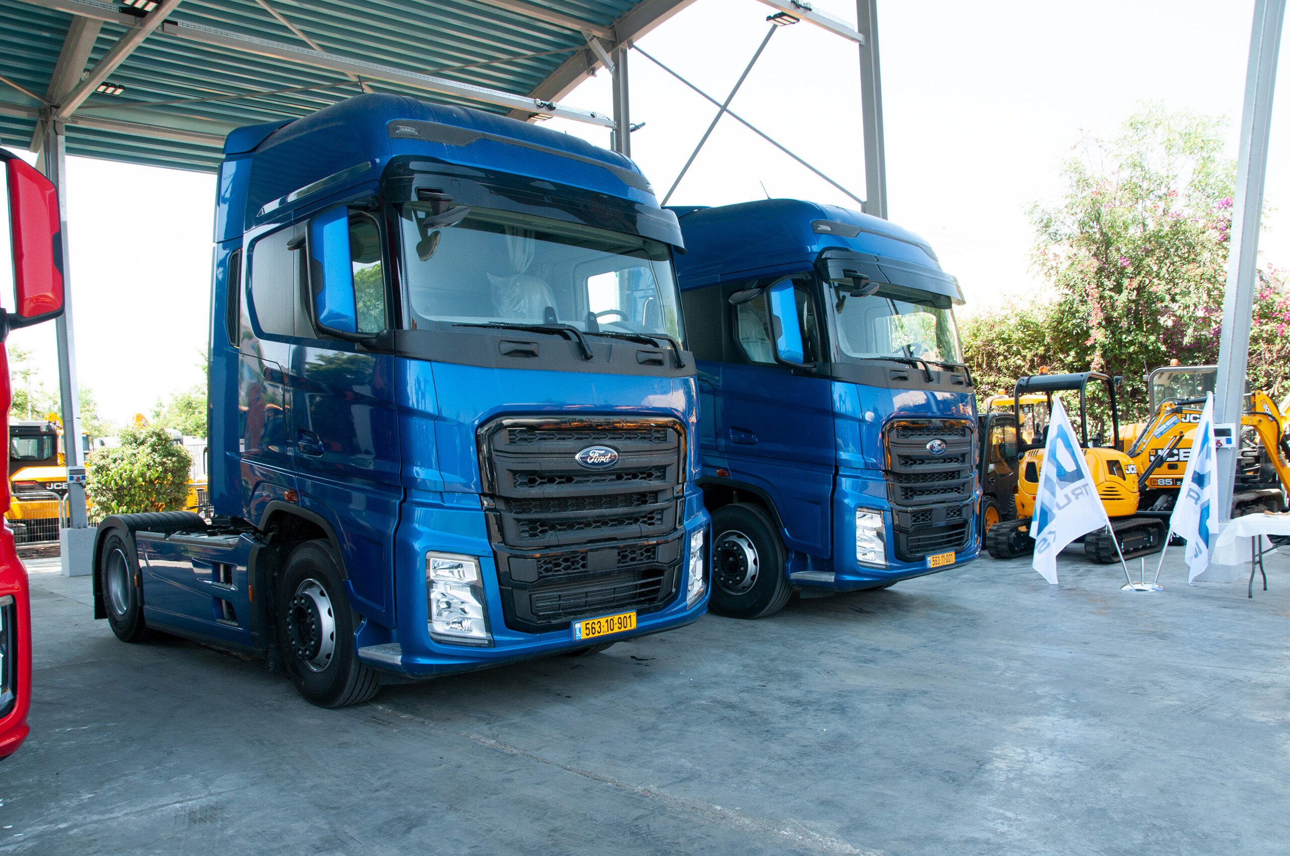 שתי משאיות FMAX כחולות תחת סככה