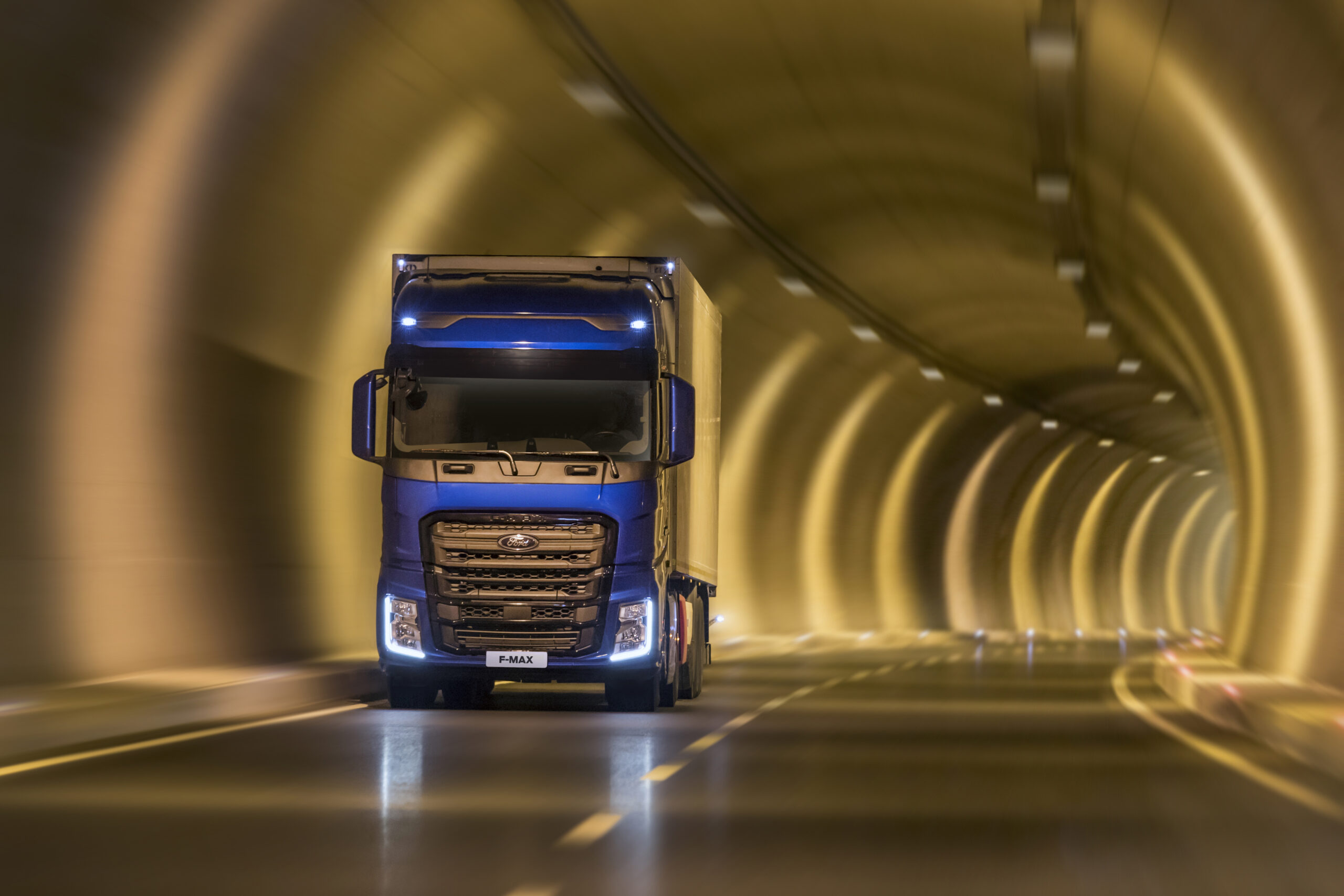 משאית FMAX כחולה במנהרה
