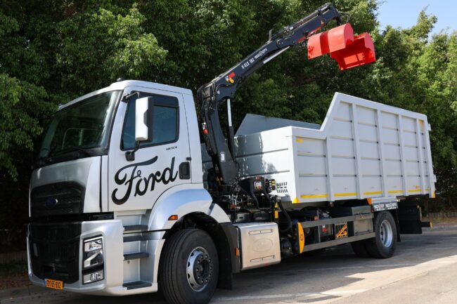 משאית פורד דגם 1833 עם מנוף איסוף גזם