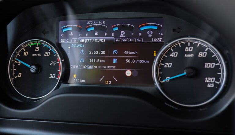 לוח שעונים בקבינה של הנהג