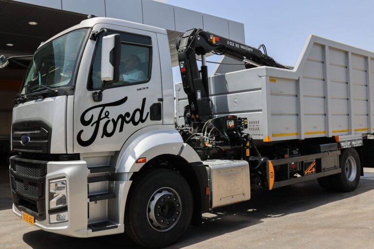 משאית פורד דגם 1833 עם מנוף איסוף גזם