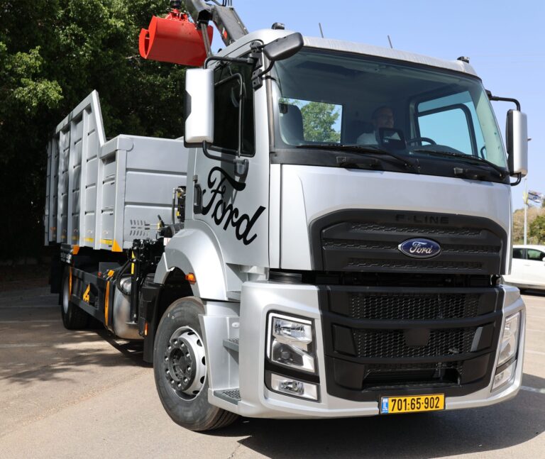 משאית פורד דגם 1833 עם מנוף איסוף גזם