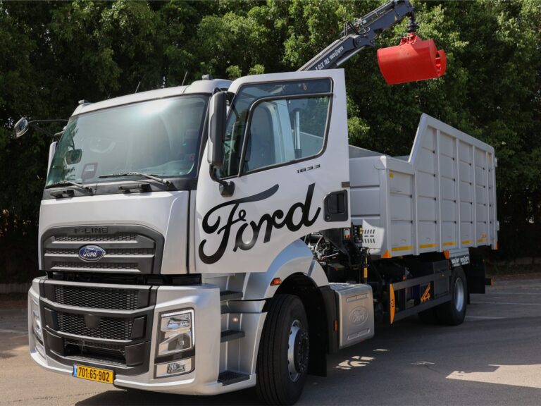 משאית פורד דגם 1833 עם מנוף איסוף גזם