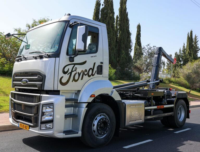 משאית פורד דגם 1833 רמסע