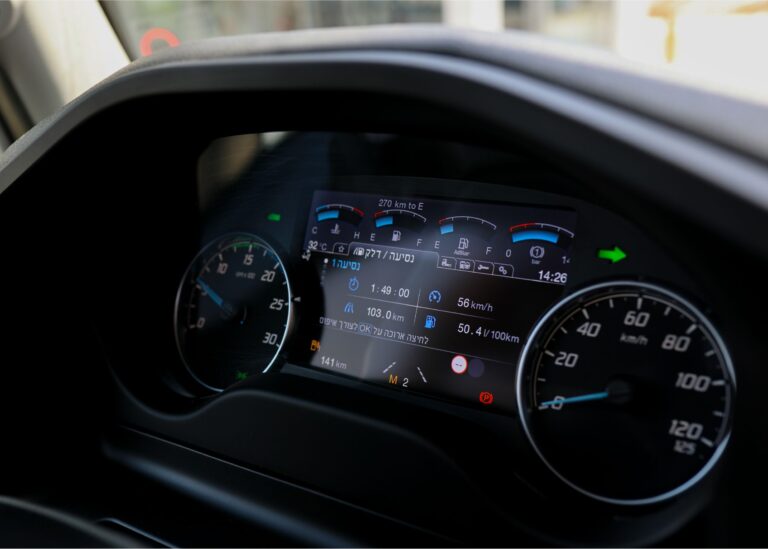 לוח שעונים בתא הנהג של דגם 1833