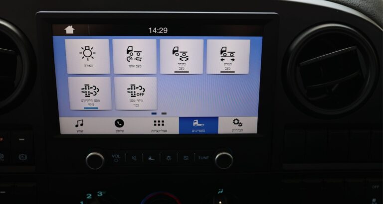 מסך בתא הנהג של דגם 1833