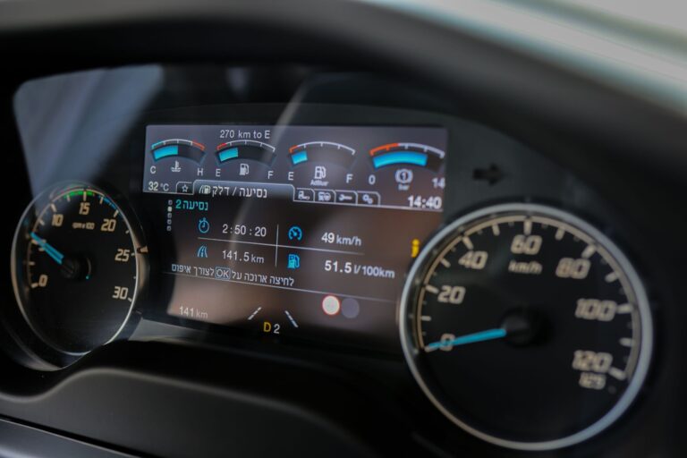 לוח שעונים בקבינה של דגם 2633 מובילית