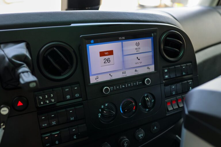 משאית פורד דגם 2633 מובילית - מסך וכפתורי שליטה בתא הנהג