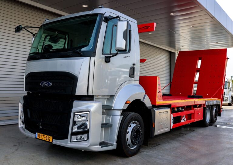 משאית פורד דגם 2633 מובילית