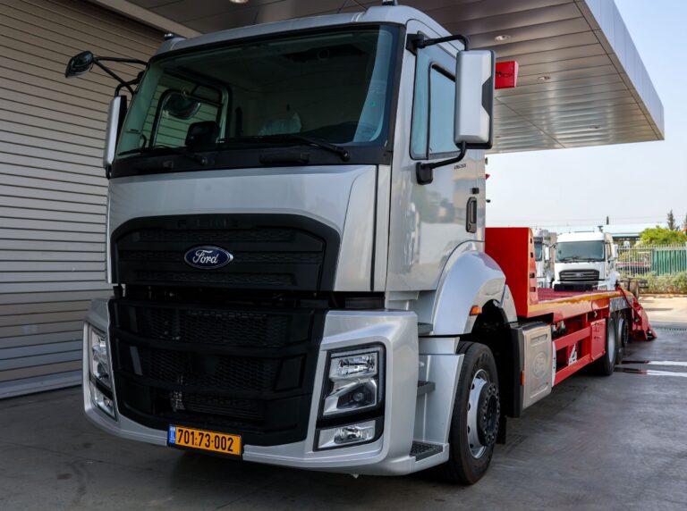 משאית פורד דגם 2633 מובילית
