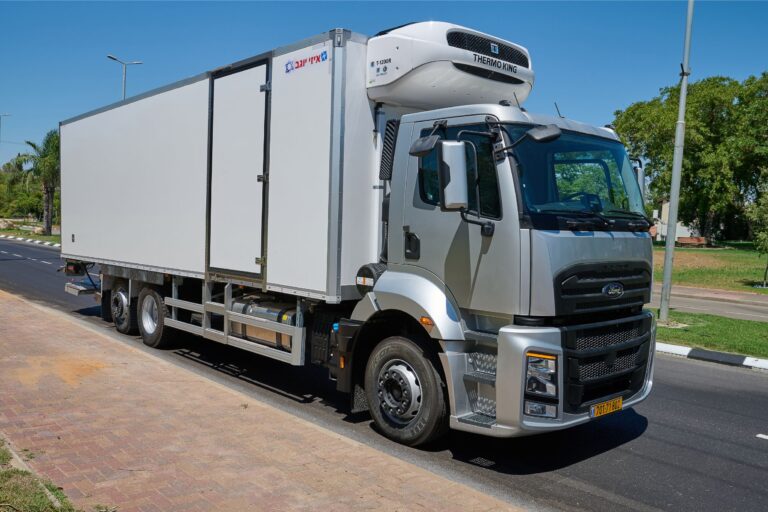 משאית פורד דגם 2633 עם ארגז קירור