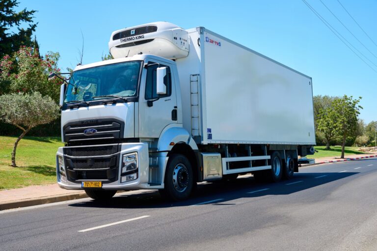 משאית פורד דגם 2633 עם ארגז קירור