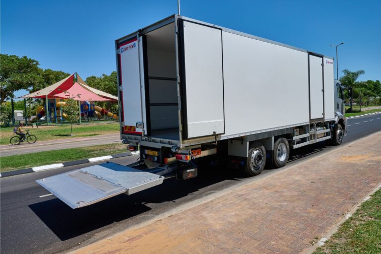 משאית פורד דגם 2633 עם ארגז קירור