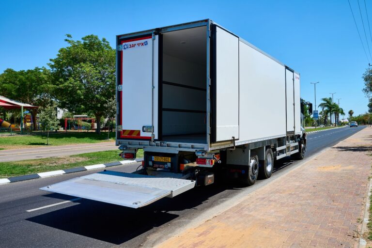 משאית פורד דגם 2633 עם ארגז קירור