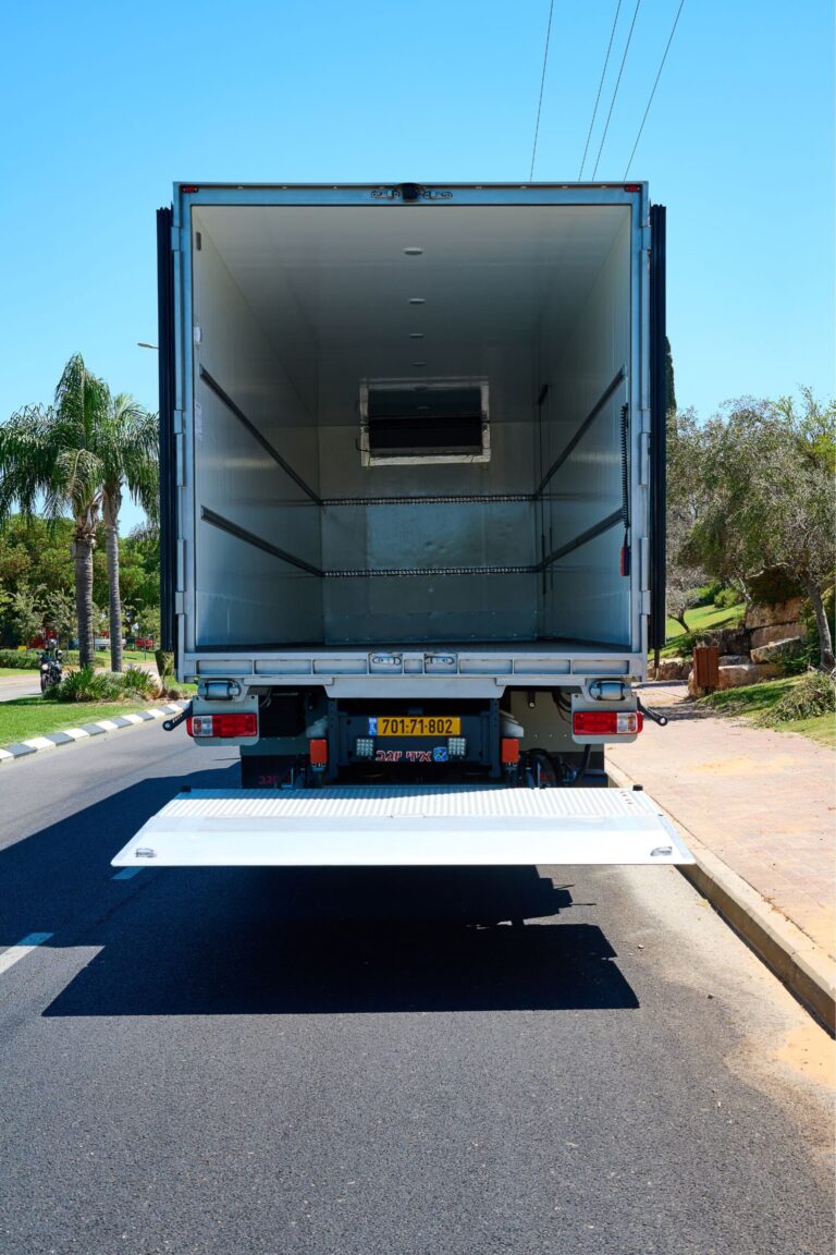משאית פורד דגם 2633 עם ארגז קירור