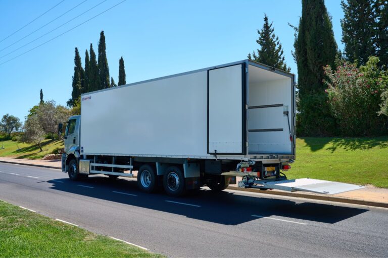 משאית פורד דגם 2633 עם ארגז קירור