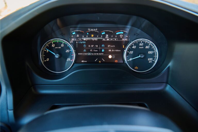 לוח שעונים בקבינה של דגם 2633