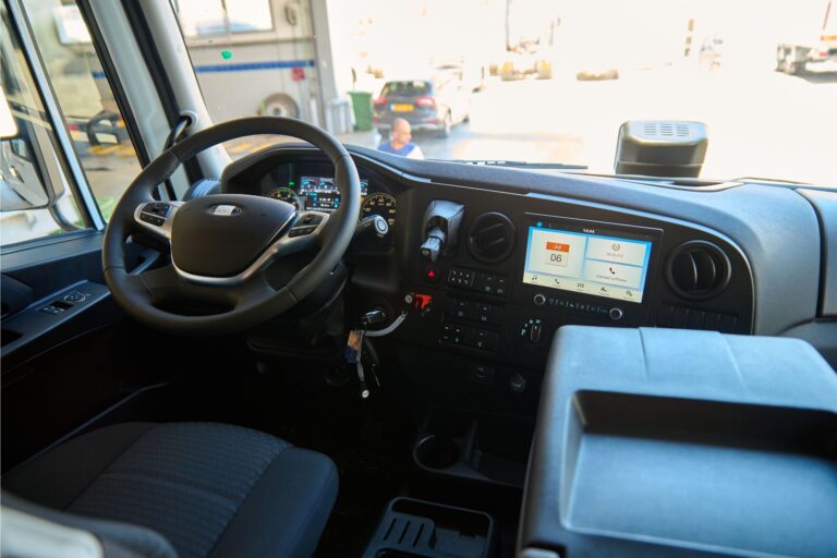 משאית פורד דגם 3351T ראש גורר - תא הנהג