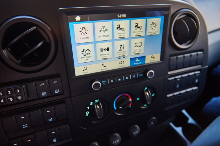 משאית פורד דגם 3351T ראש גורר תומך - מסך וכפתורי שליטה בתא הנהג