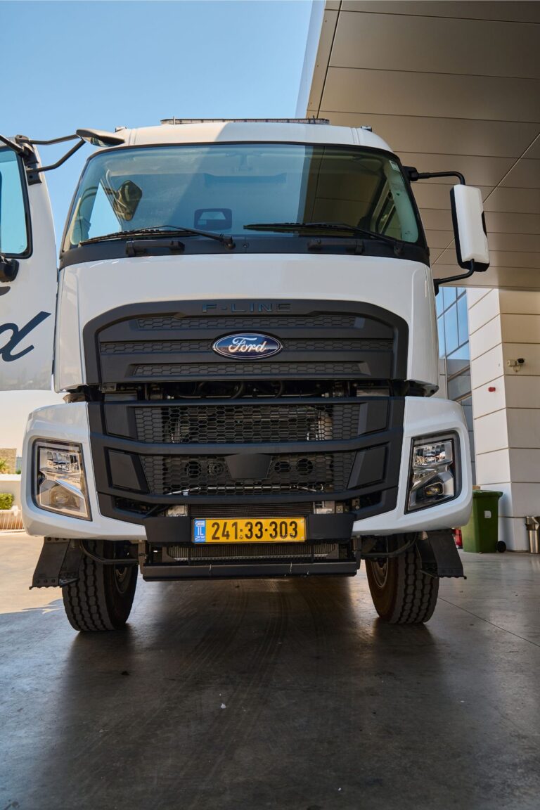 משאית פורד דגם 3351T גורר תומך