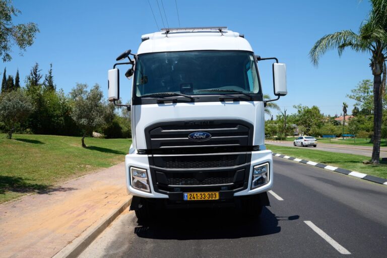 משאית פורד דגם 3351T גורר תומך