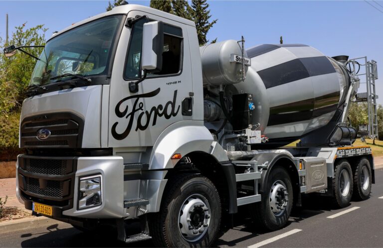 משאית פורד דגם 4145M מערבל