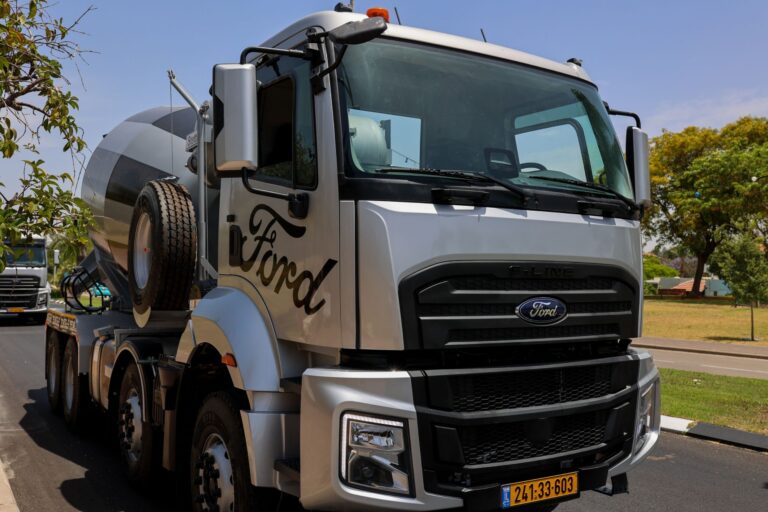 משאית פורד דגם 4145M מערבל