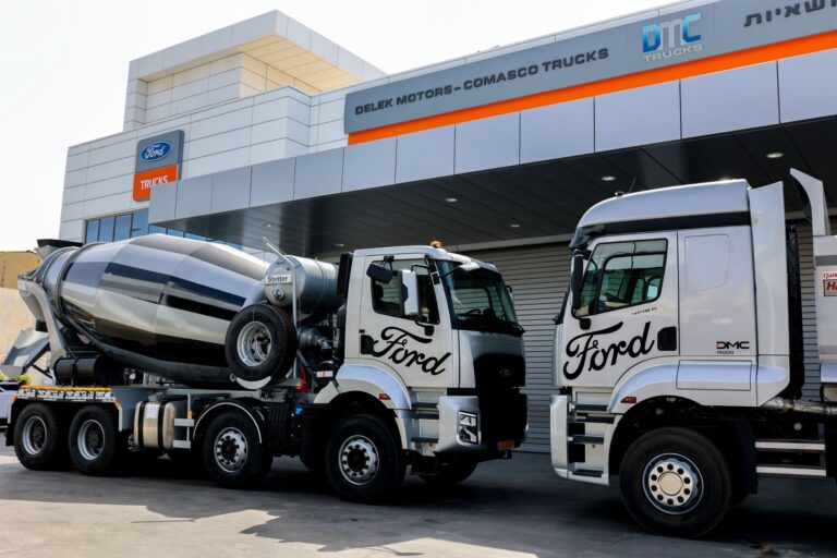 משאית פורד דגם 4145M מערבל