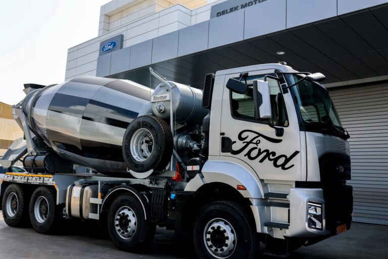 משאית פורד דגם 4145M מערבל