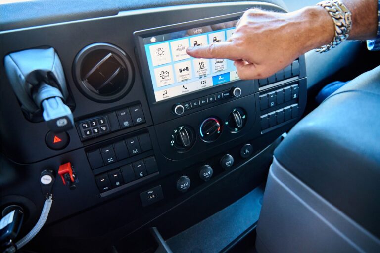 משאית פורד דגם 4151 ררמסע - מסך וכפתורי שליטה בתא הנהג