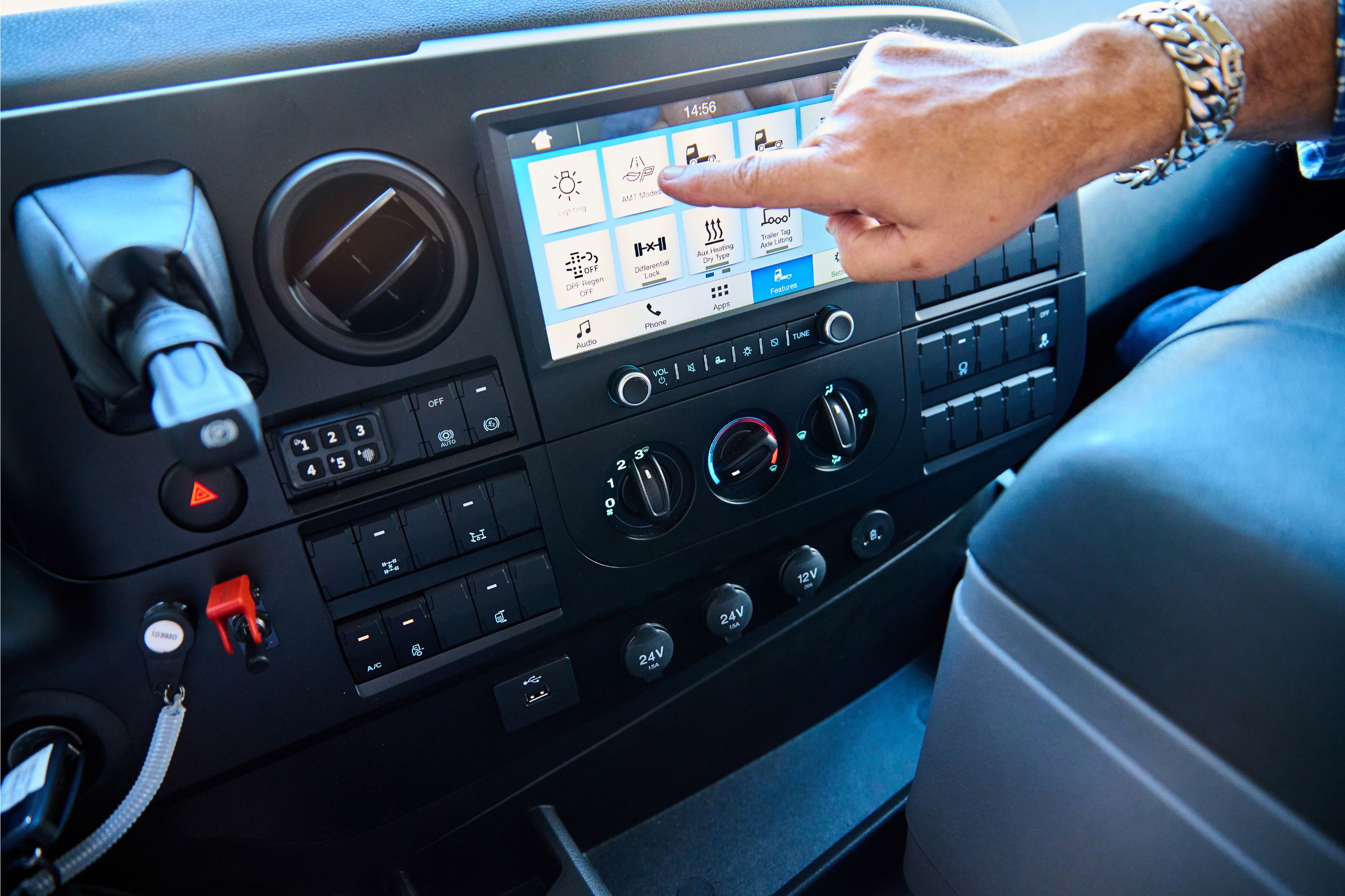 משאית פורד דגם 4151 ררמסע - מסך וכפתורי שליטה בתא הנהג