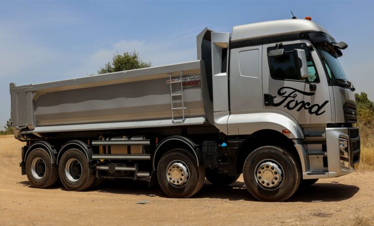 משאית פורד דגם 4151D רכינה