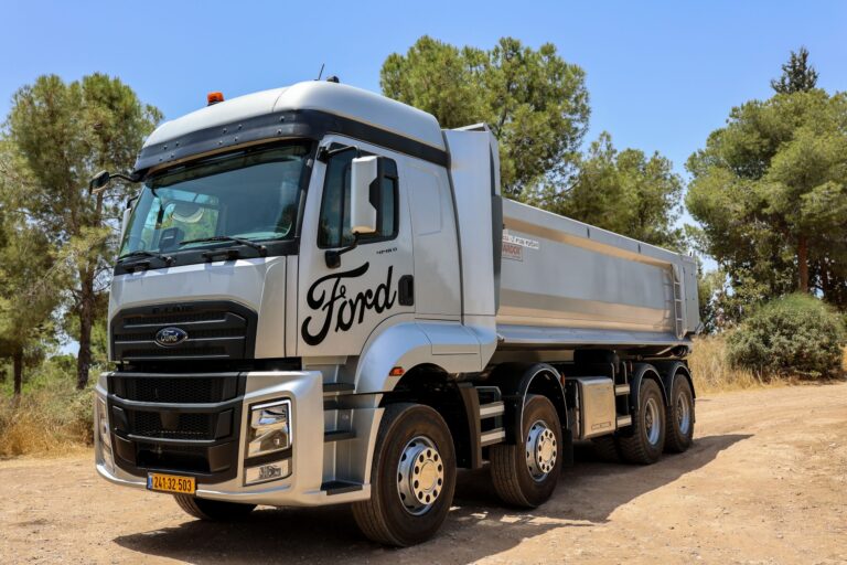 משאית פורד דגם 4151D רכינה