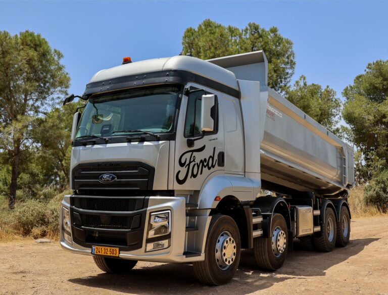 משאית פורד דגם 4151D רכינה