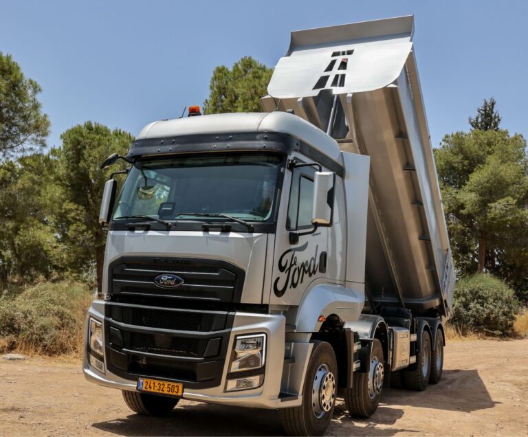 משאית פורד דגם 4151D רכינה