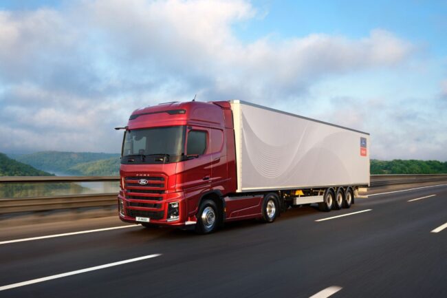 משאית פורד דגם F-MAX גורר תומך