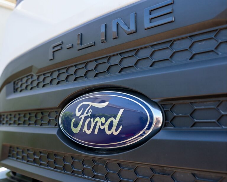 גריל משאית מסדרת F-LINE עם הסמל של פורד