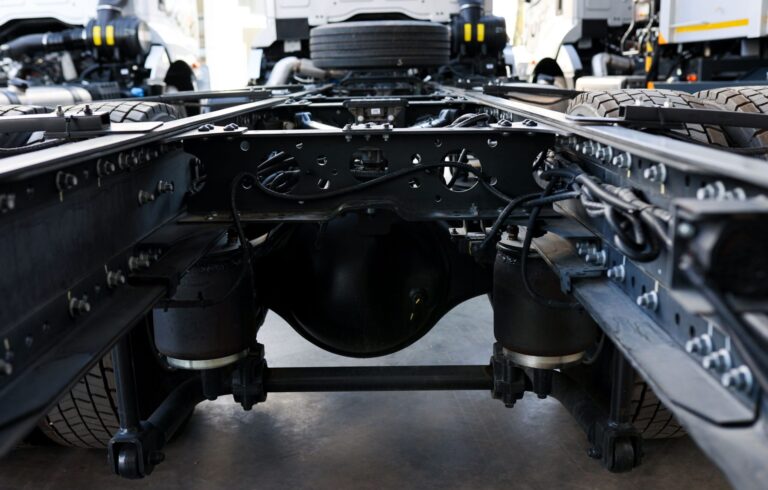 מירכב של דגם 1833 מסרת F-LINE של פורד - מבט נמוך אחורי של מתלי אוויר