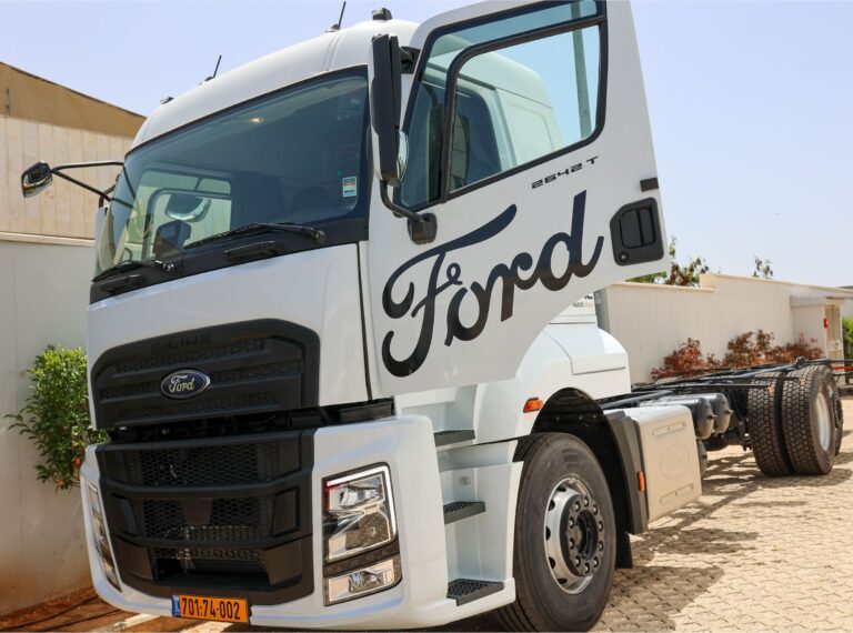 משאית פורד 26 טון עם דלת נהג פתוחה מסדרת F-LINE