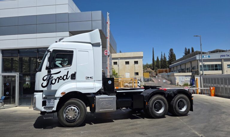 משאית פורד דגם 3351T גורר תומך