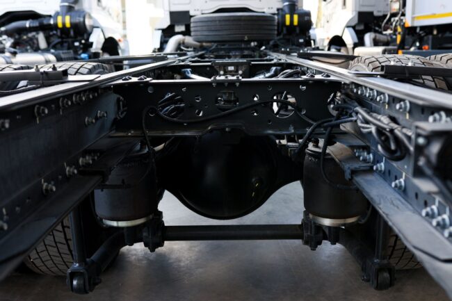 מירכב של דגם 1833 מסרת F-LINE של פורד - מבט נמוך אחורי של מתלי אוויר